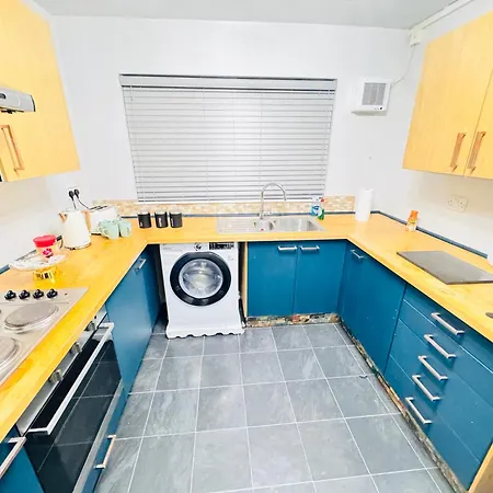 Luxury 2-bed Apartment,office With Built-in Tv King Bed, Private Entrance And Free Parking