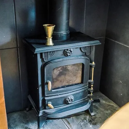 Apartament Stylish Home, Sleeps 7, Pool Table, Free Parking, Free Wi-fi, Full Kitchen, Perfect For Groups *