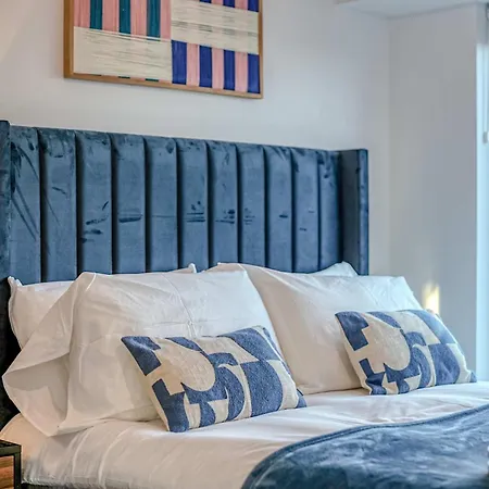 The Trafford Centre - View - Close To Airport - Sleeps 6 *