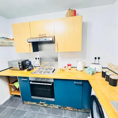 Luxury 2-bed Apartment,office With Built-in Tv King Bed, Private Entrance And Free Parking *