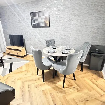 Apartament Air Conditioned Luxury 2-bed Apartment,office With Built-in Tv King Bed, Private Entrance And Free Parking Manchester