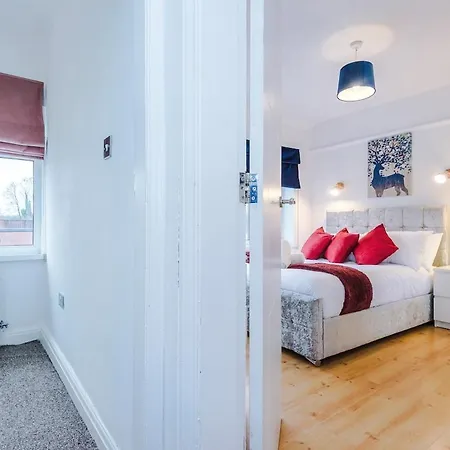 Stylish Home, Sleeps 7, Pool Table, Free Parking, Free Wi-fi, Full Kitchen, Perfect For Groups Manchester