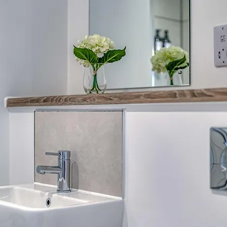 2-br Near Salford Royal - & Town Centre View - 1 Minute To Train & Tram Station - Sleeps 6 公寓 曼彻斯特