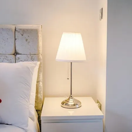 Stylish Home, Sleeps 7, Pool Table, Free Parking, Free Wi-fi, Full Kitchen, Perfect For Groups Apartament