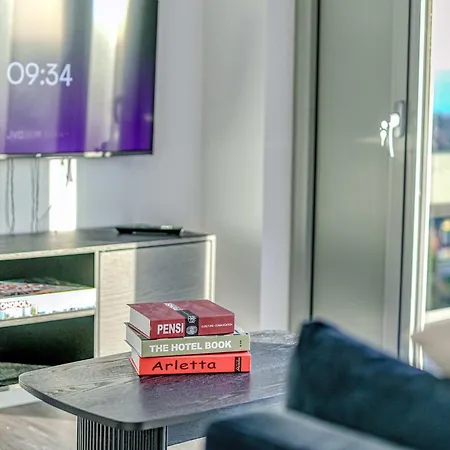 Apartament 2-br Near Salford Royal - & Town Centre View - 1 Minute To Train & Tram Station - Sleeps 6