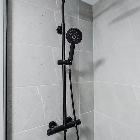 2 Bedroom - Old Trafford - Balcony - Free Parking *