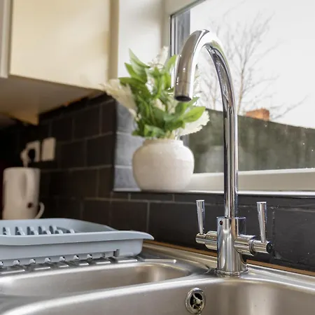 Free Parking, Large House For Contractors & Families, Sleeps 6, 15mins To Centre Manchester