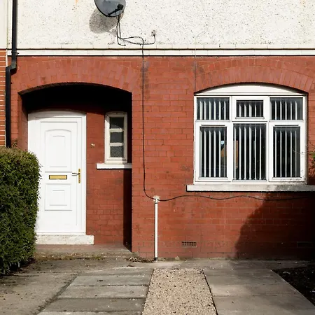 Free Parking, Large House For Contractors & Families, Sleeps 6, 15mins To Centre Appartement