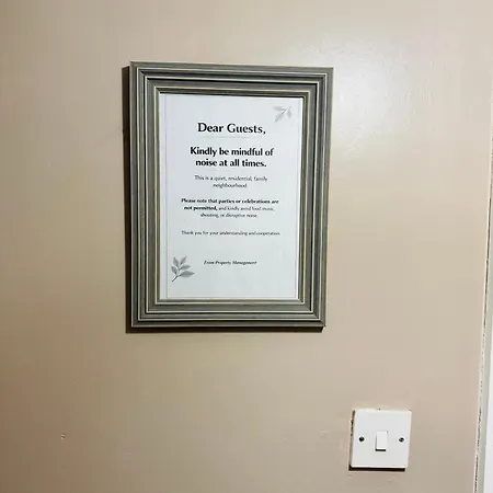 Appartamento Luxury 2-bed Apartment,office With Built-in Tv King Bed, Private Entrance And Free Parking *