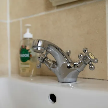 Free Parking, Large House For Contractors & Families, Sleeps 6, 15mins To Centre