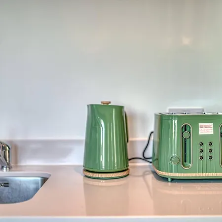 2-br Near Salford Royal - & Town Centre View - 1 Minute To Train & Tram Station - Sleeps 6 公寓