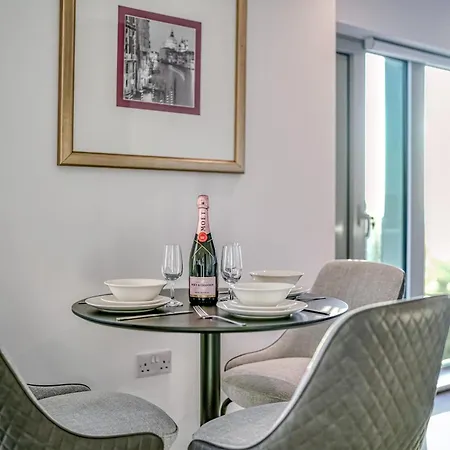 Apartament 2-br Near Salford Royal - & Town Centre View - 1 Minute To Train & Tram Station - Sleeps 6