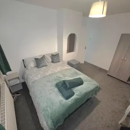 Appartement Spacious 3 Bedrooms 7 Beds Maisonette With 1 Bathroom 1wc 4 Smart Tv's With Adaptable Lounge Area Tram Access Near Salford Quays And Mcr Centre *