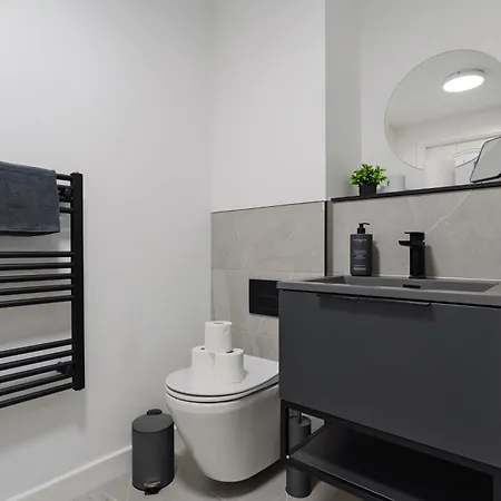 2 Bedroom - Old Trafford - Balcony - Free Parking