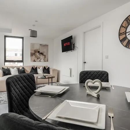 2 Bedroom - Old Trafford - Balcony - Free Parking *