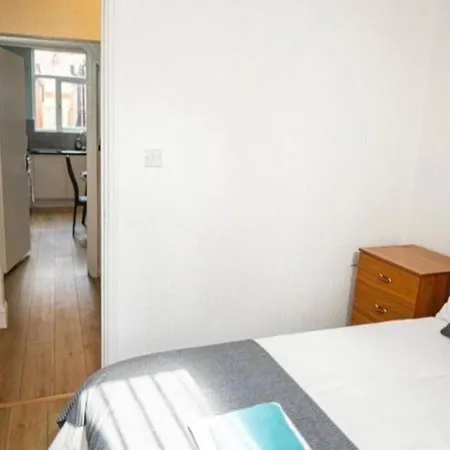Family-friendly Two-bedroom Near Stadium Μάντσεστερ