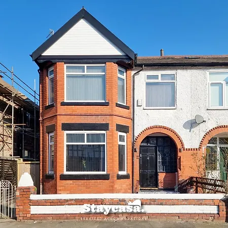 Spacious 6-bed With Large Patio And Free Parking Holiday home *