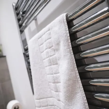 Staycay - Modern 1-bed In Centre Daire