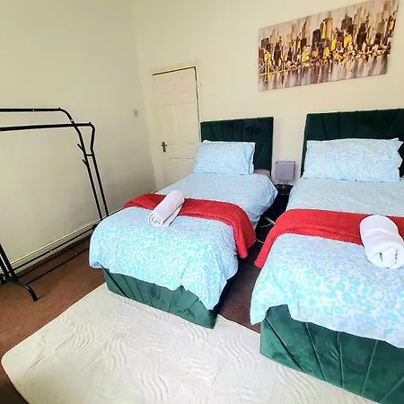 Business Friendly 2br House Sleeps 5, Wi-fi, Workspace & Free Parking 別荘 マンチェスター