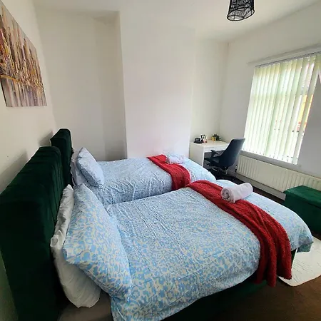 Business Friendly 2br House Sleeps 5, Wi-fi, Workspace & Free Parking 別荘 マンチェスター