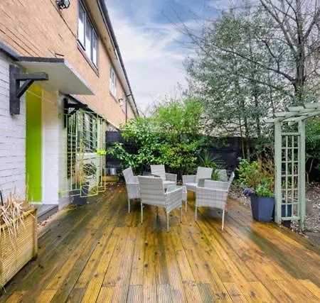 Vakantiehuis The Secret Garden Retreat With Hot Tub