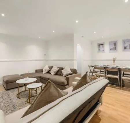 The Secret Garden Retreat With Hot Tub * Manchester