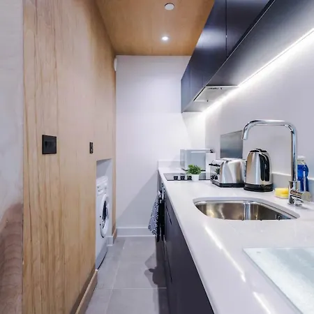 Daire Modern Spacious Sleeps 5 Free High-speed Wi-fi Manchester