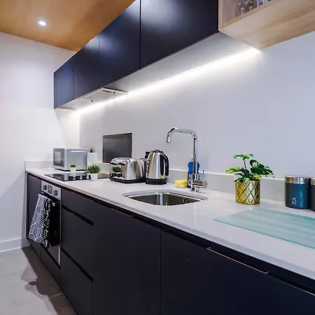 Daire Modern Spacious Sleeps 5 Free High-speed Wi-fi Manchester