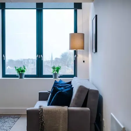 Modern 2Bedroom Apartment Fast Wifi Sleeps 5 *