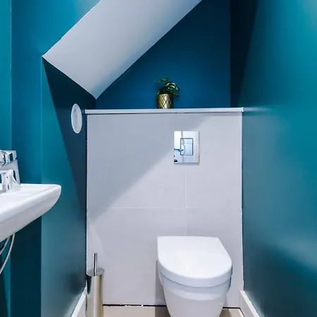 Modern 2Bedroom Apartment Fast Wifi Sleeps 5 *