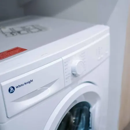 Modern Spacious Sleeps 5 Free High-speed Wi-fi Apartman