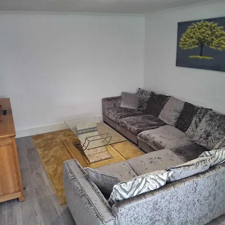 Cosy 2-bed House In