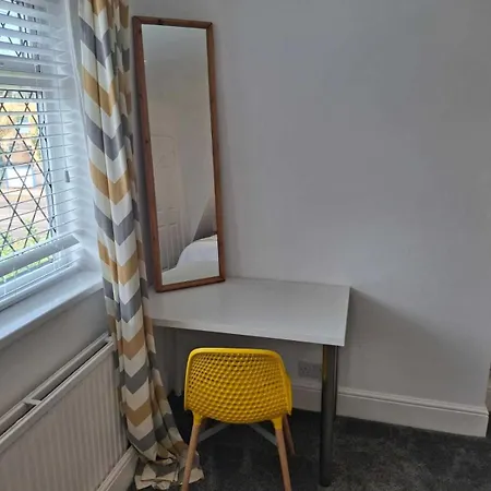 Cosy 2-bed House In Nyaraló Manchester