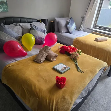 Charming Tudor White House Free Wifi