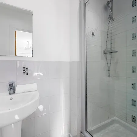 Luxury 4 Bed Home, Garden, Parking, 3 Baths Nyaraló *