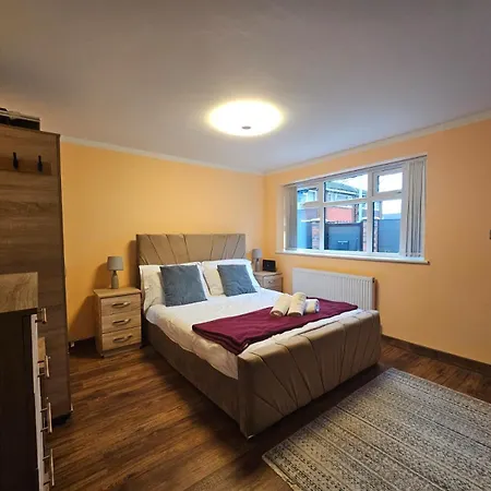 Near Old Trafford Modern 4br House For 7 Guests