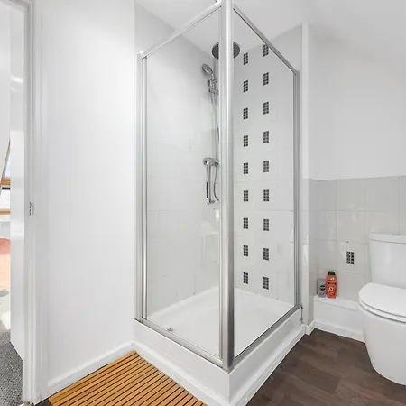 Luxury 4 Bed Home, Garden, Parking, 3 Baths Nyaraló Manchester