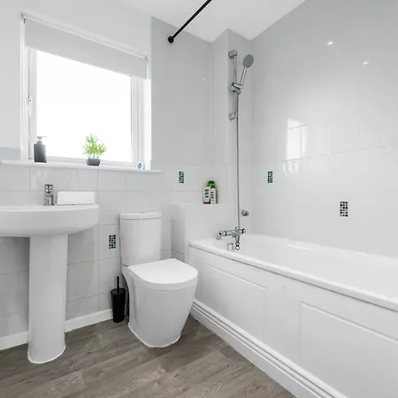 Luxury 4 Bed Home, Garden, Parking, 3 Baths Nyaraló Manchester