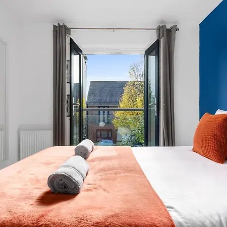 Luxury 4 Bed Home, Garden, Parking, 3 Baths Nyaraló Manchester