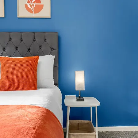 Luxury 4 Bed Home, Garden, Parking, 3 Baths Tatil Evi