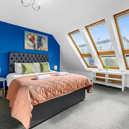 Luxury 4 Bed Home, Garden, Parking, 3 Baths Nyaraló