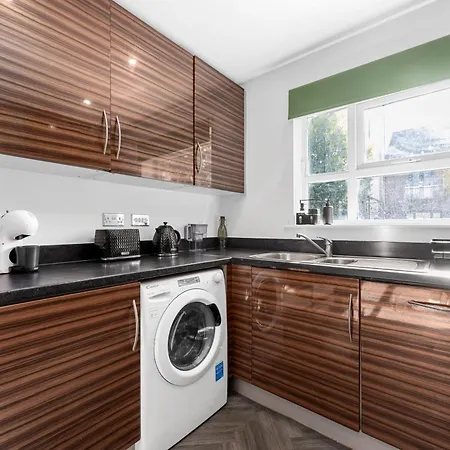 Luxury 4 Bed Home, Garden, Parking, 3 Baths * Mánchester
