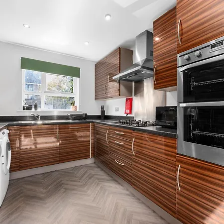 Luxury 4 Bed Home, Garden, Parking, 3 Baths Tatil Evi Manchester