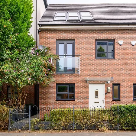 Luxury 4 Bed Home, Garden, Parking, 3 Baths Mánchester