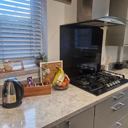 Sleeps 5 - Free Parking Wifi Near Airport & *