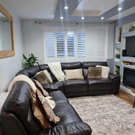 Cosy 3-bed House With Parking Sleeps 5