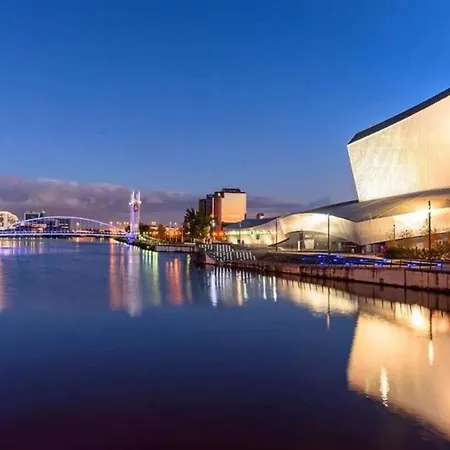 Lets Sa I 2bed 2bath L Waterfront L Private Balcony I Relaxing Retreat I Great Location * 맨체스터