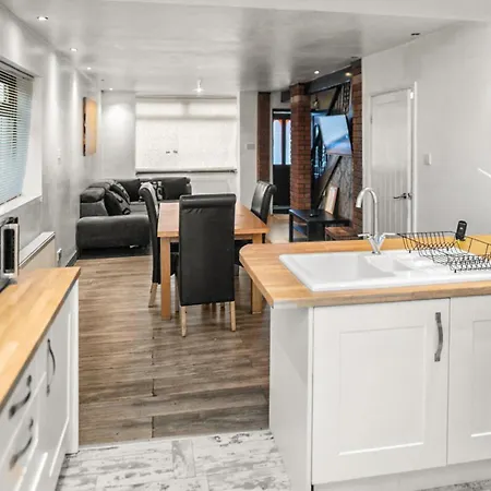 Family-friendly With Free Parking And Workspace Villa Manchester