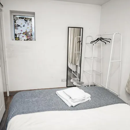 Family-friendly With Free Parking And Workspace Manchester