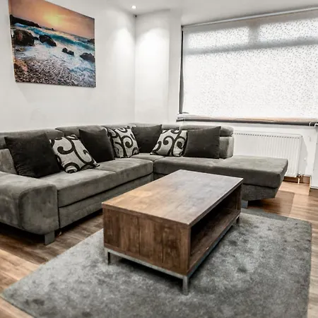 Villa Family-friendly With Free Parking And Workspace Manchester